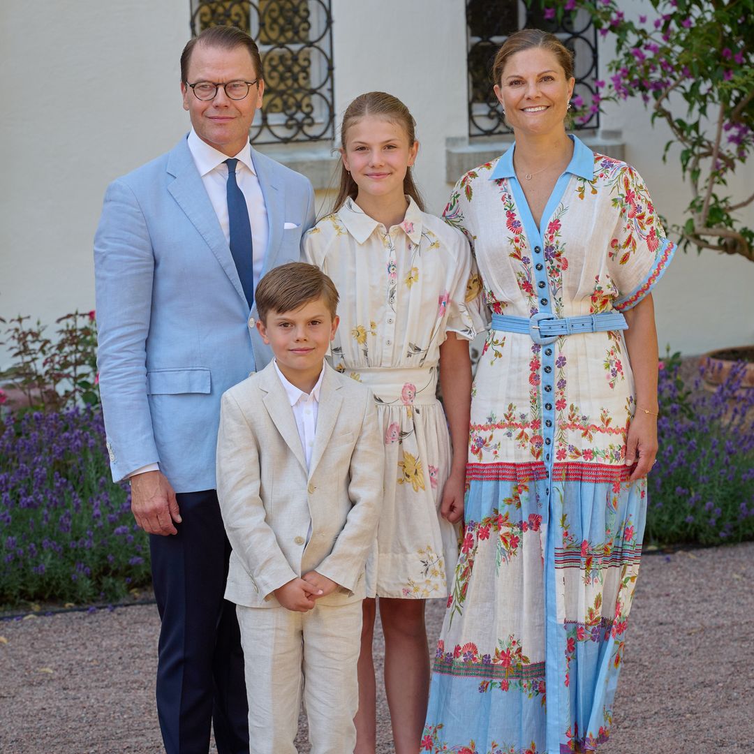 Victoria de Suecia y su hija Estelle, coordinadas con vestidos camiseros de flores