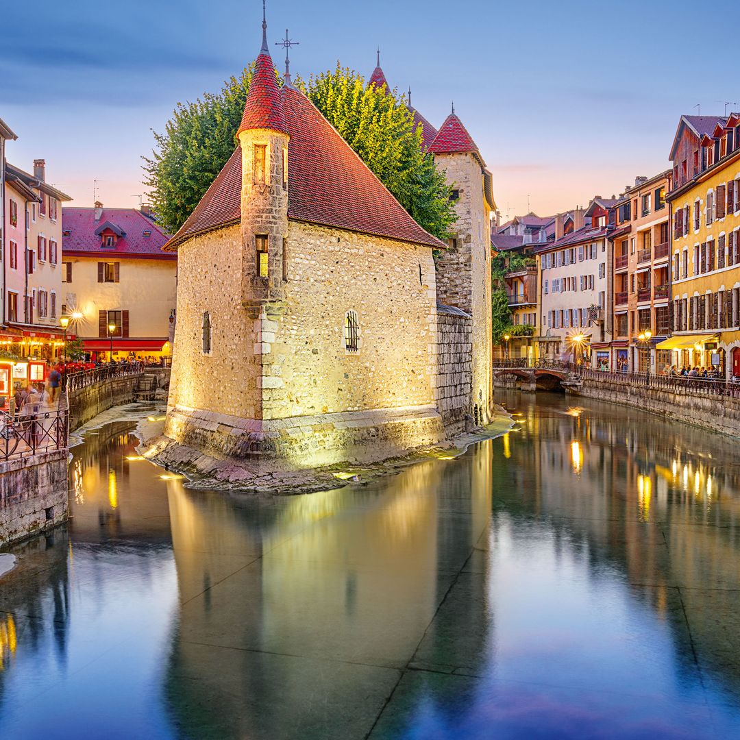 Dos rincones para enamorarse en otoño: la naturaleza del valle de Ambroz extremeño y la ciudad francesa con canales de Annecy