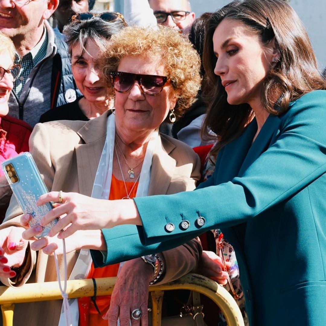 La reina Letizia protagoniza un momentazo enseñando a hacer el selfie perfecto