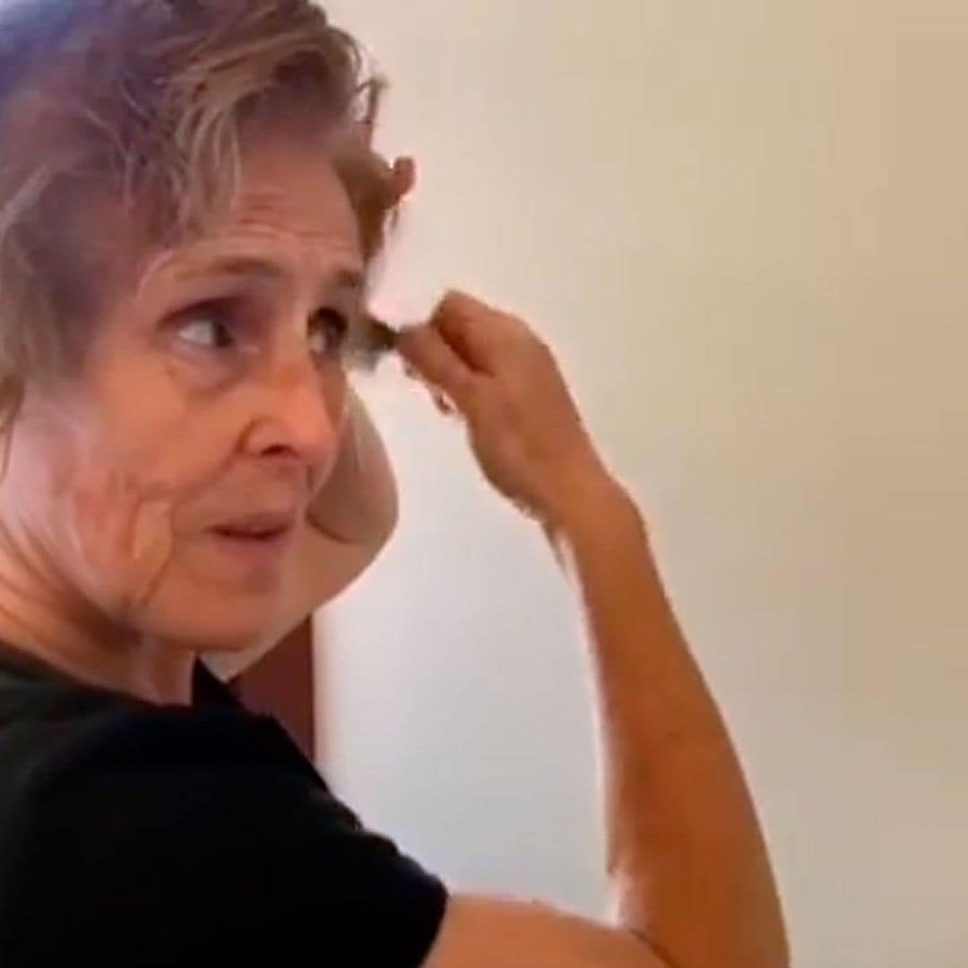 Mercedes Milá demuestra su habilidad como peluquera cortándose el pelo a sí misma