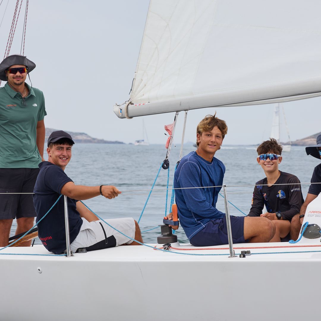 Baiona inaugura el Trofeo Príncipe de Asturias a merced del viento, con 30 años de Ladies Cup y una flota de excepción