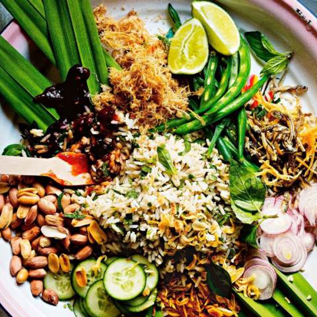 'Bowl' de arroz con hierbas aromáticas y coco