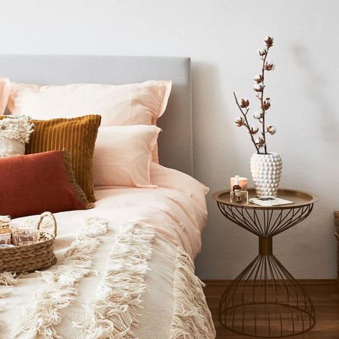 Renueva tu dormitorio con estos juegos de sábanas, cojines y almohadas con efecto relajante