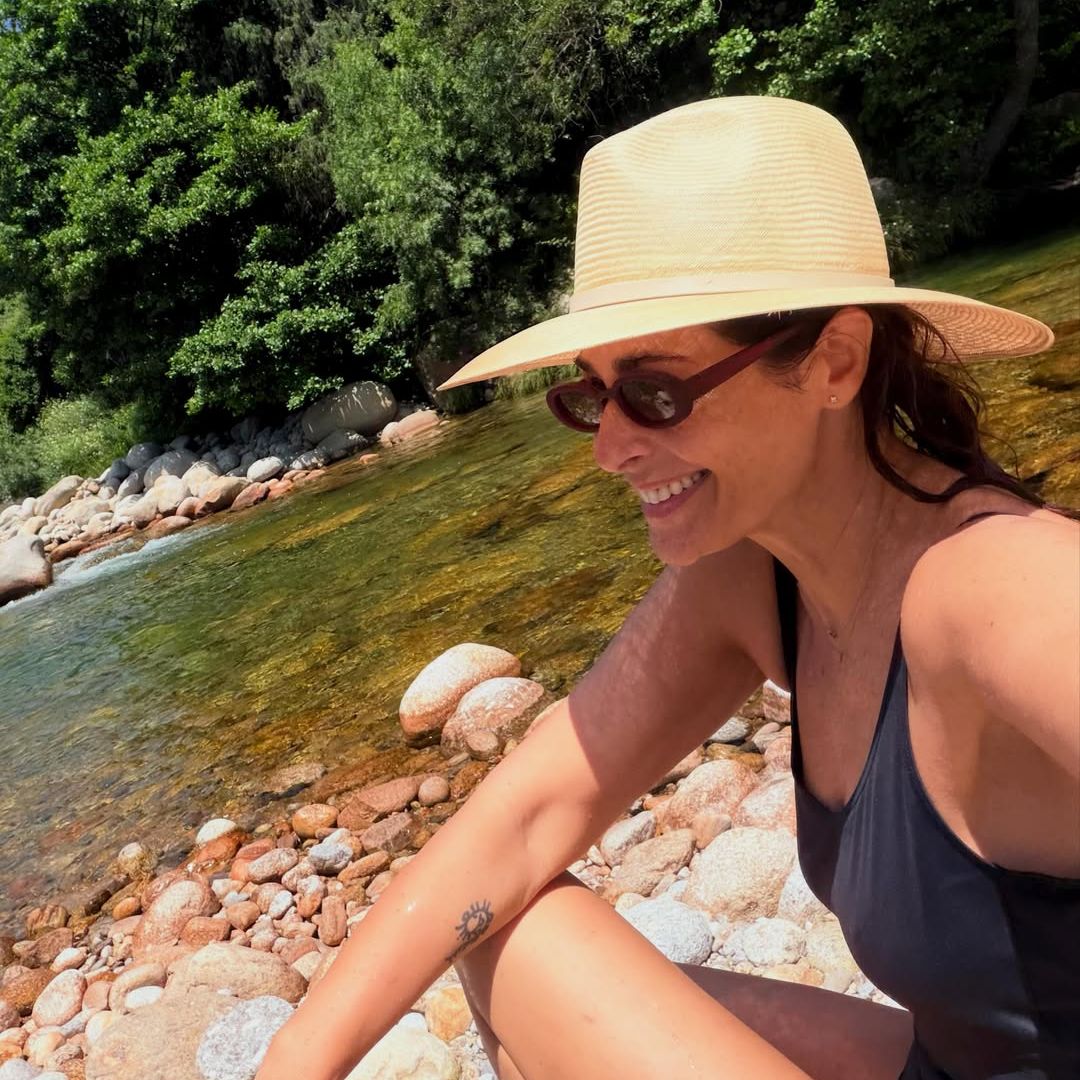 Nuria Roca junto a una de las gargantas de Gredos cercanas a su casa.