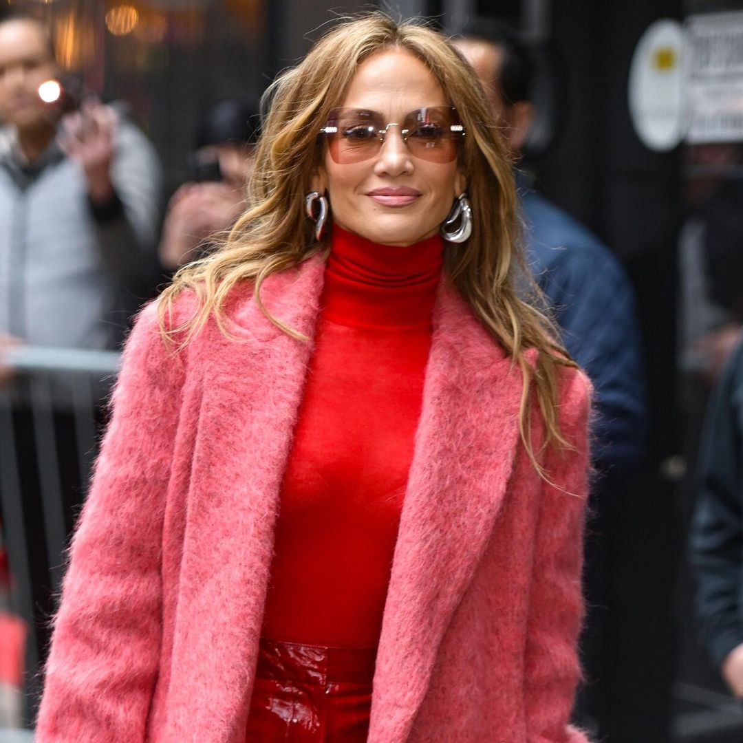 Jennifer Lopez mezcló los dos colores más ‘trendy’ del momento en su último ‘look’