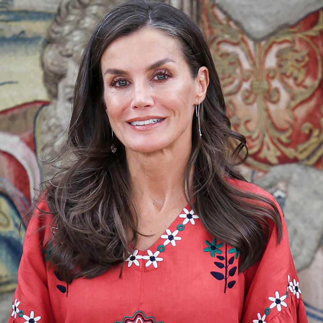 Los looks con mensajes solidarios de la reina Letizia
