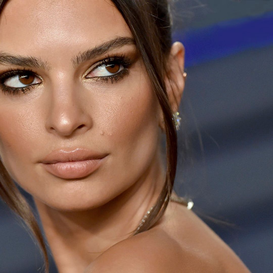 Cómo copiar el maquillaje de Emily Ratajkowski que favorece a todos los tonos de iris