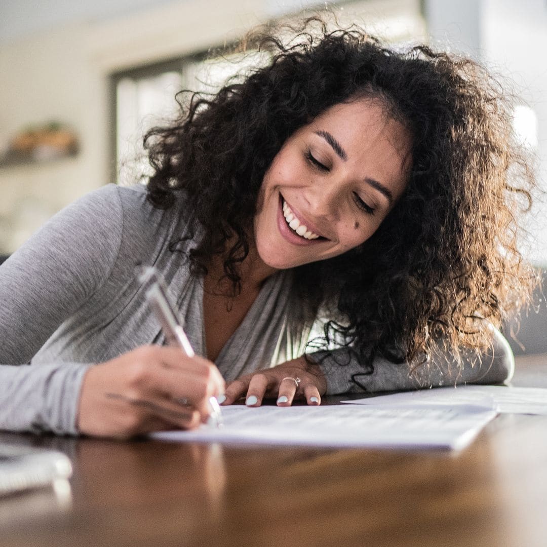 Por qué cada vez más jóvenes están volviendo a escribir cartas a mano: "Es una práctica en auge"