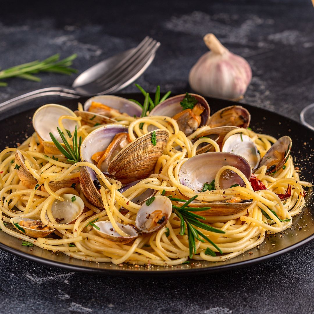 De los espaguetis con almejas a los tallarines con calamar: 14 recetas de pasta con sabor marinero