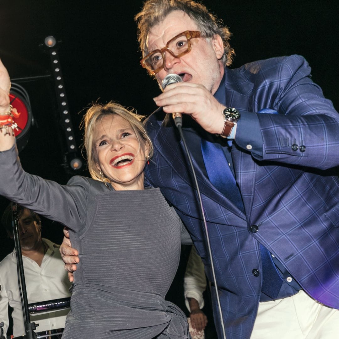 Eugenia con el cantante de Los Alpresa