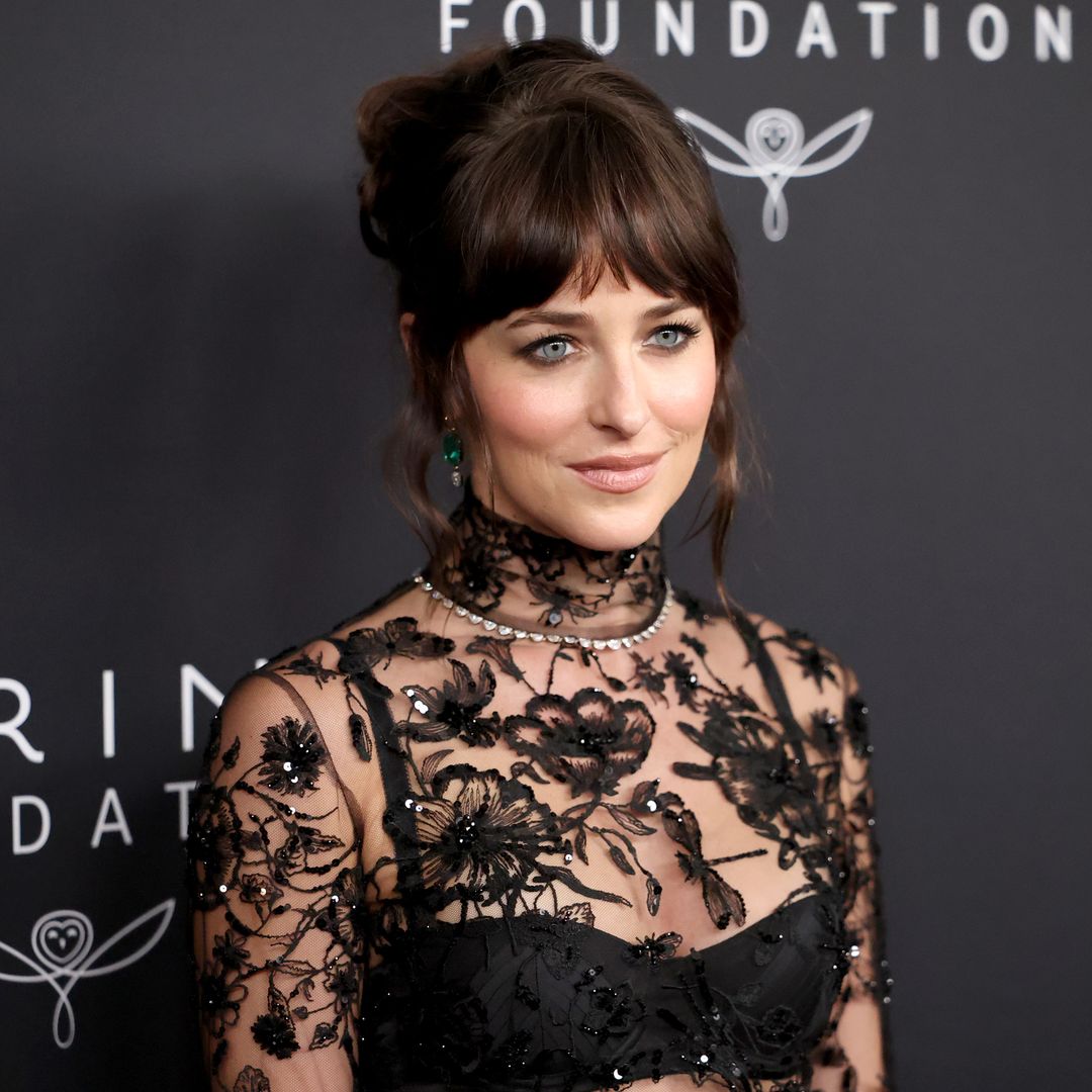 Dakota Johnson se roba los reflectores en un atrevido vestido con transparencias