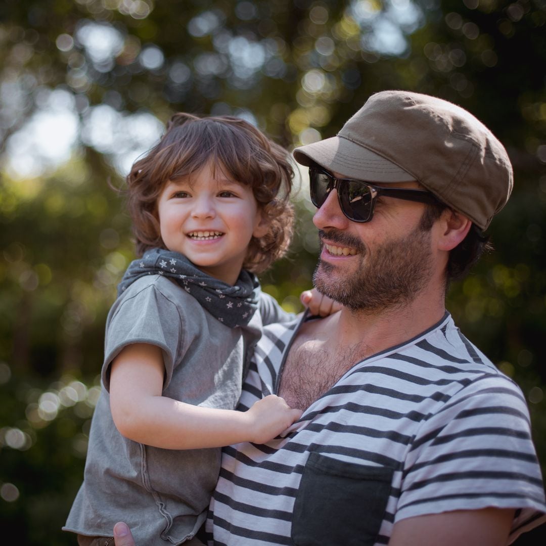  Saca el lado más fashionista de papá con modelos como Solares Ray Ban, Solares Vogue, Solares Oakley, Armazones Ray Ban, Armazones Armani.