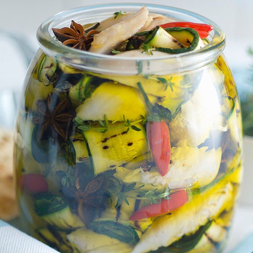 Pollo y calabacín en aceite de oliva con hierbas aromáticas y chile