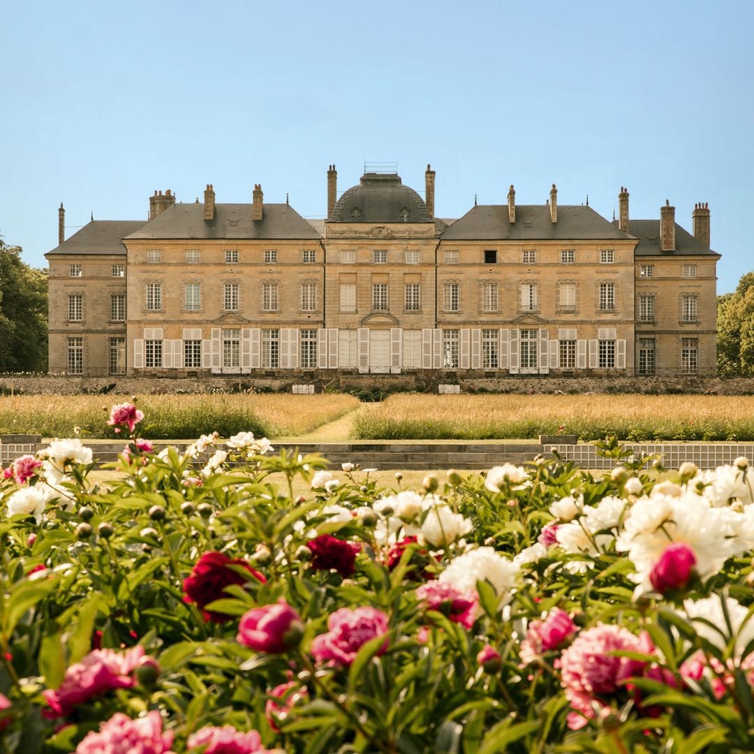 Una de las imponentes perspectivas de la fachada posterior del "château", rodeado por un jardín privado de cien hectáreas que parece extenderse hasta el horizonte. 