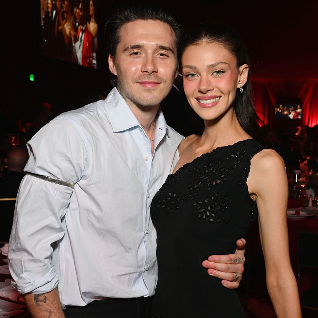 Brooklyn Beckham, con Nicola Peltz y su padrino Elton John, se relaja en yate por la Costa Azul cada vez más alejado de sus padres y sus hermanos