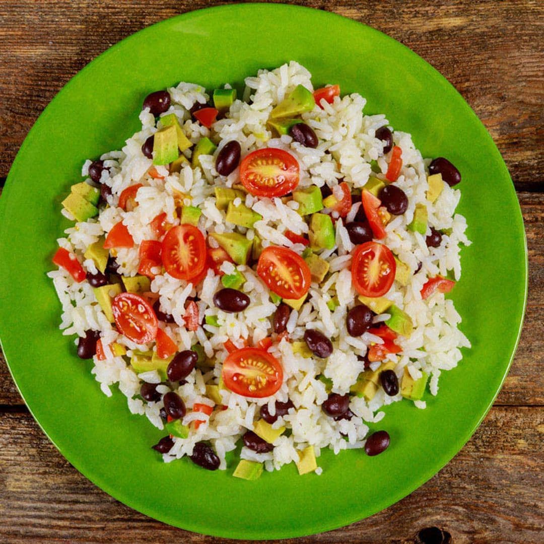Ensalada de arroz, frijoles y aguacate