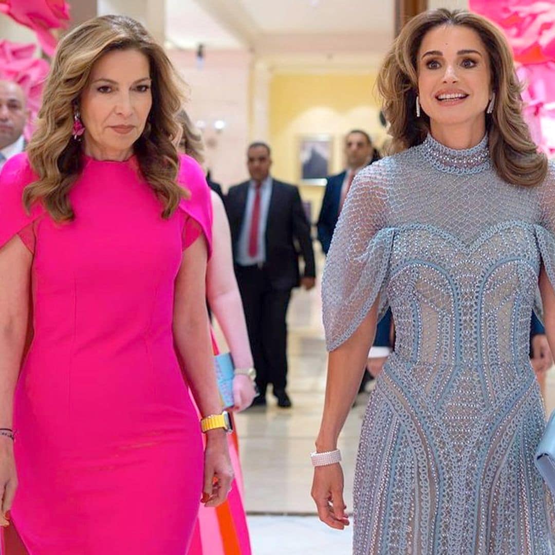 Rania se supera con un vestido semitransparente de Alta Costura y 'clutch' con mensaje