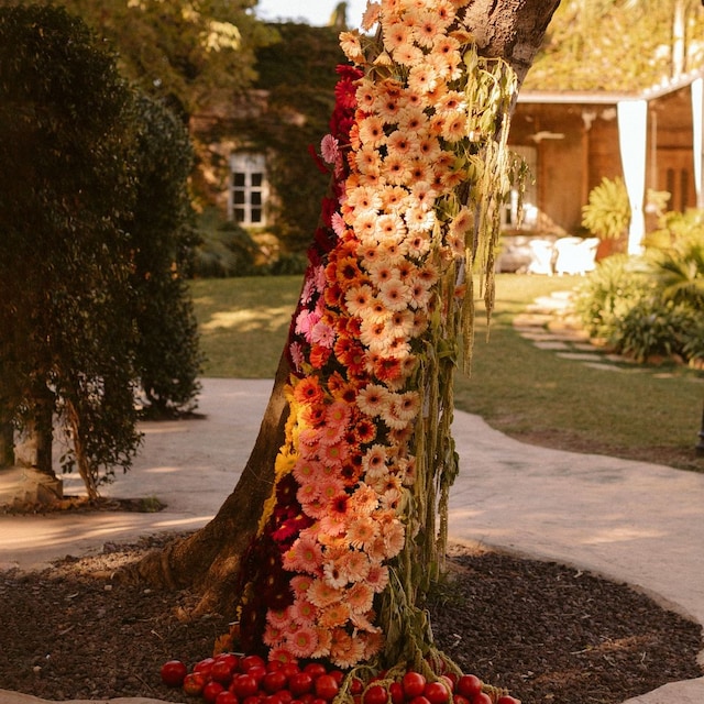 Decoración de boda con gerberas en escala de color