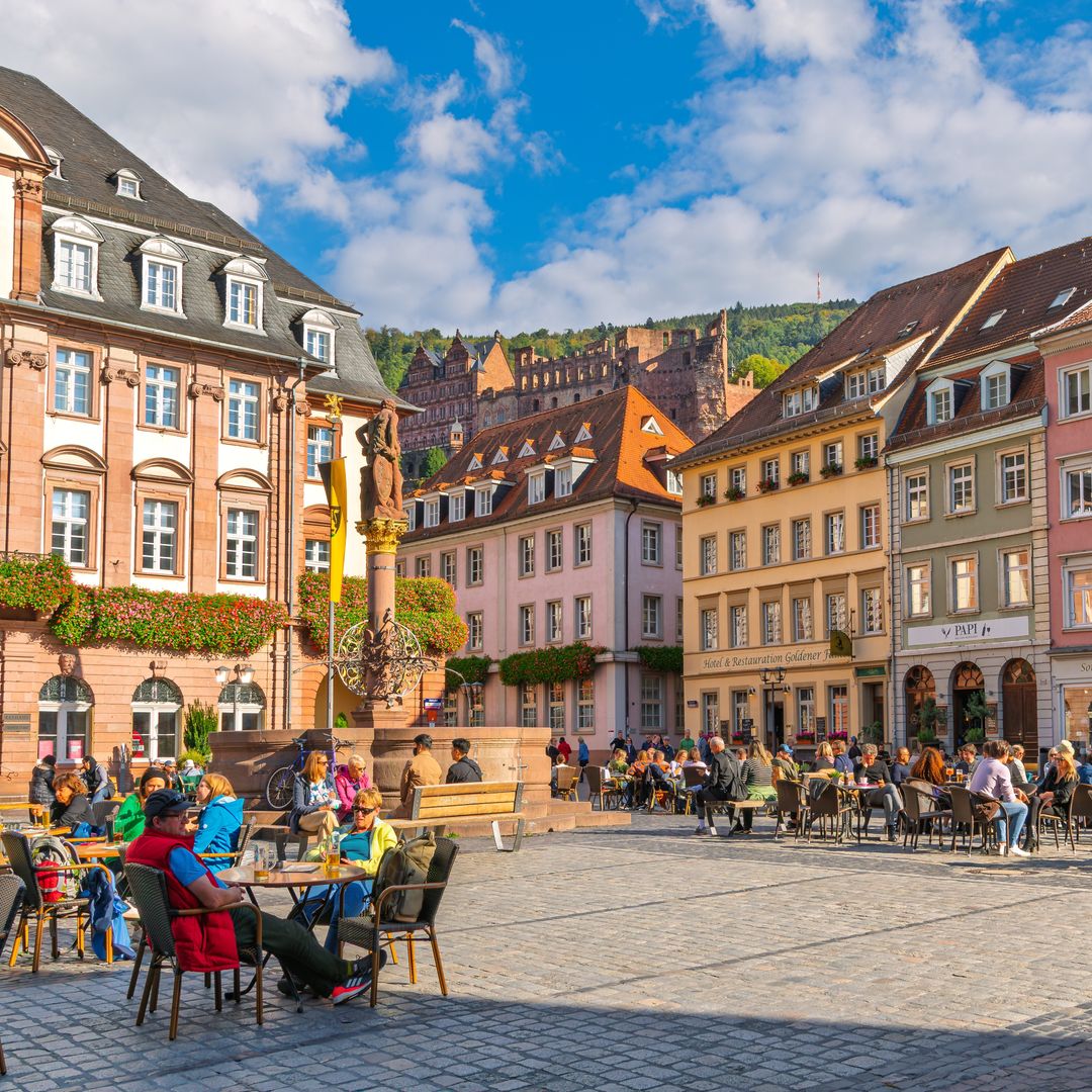 El complejo medieval del castillo sobre el casco antiguo de Altstadt y la plaza principal del mercado Marktplatz de la ciudad bávara de Heidelberg, Alemania