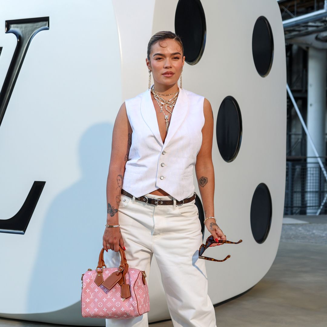 Karol G lidera la lista de los latinos invitados al desfile de Louis Vuitton en París