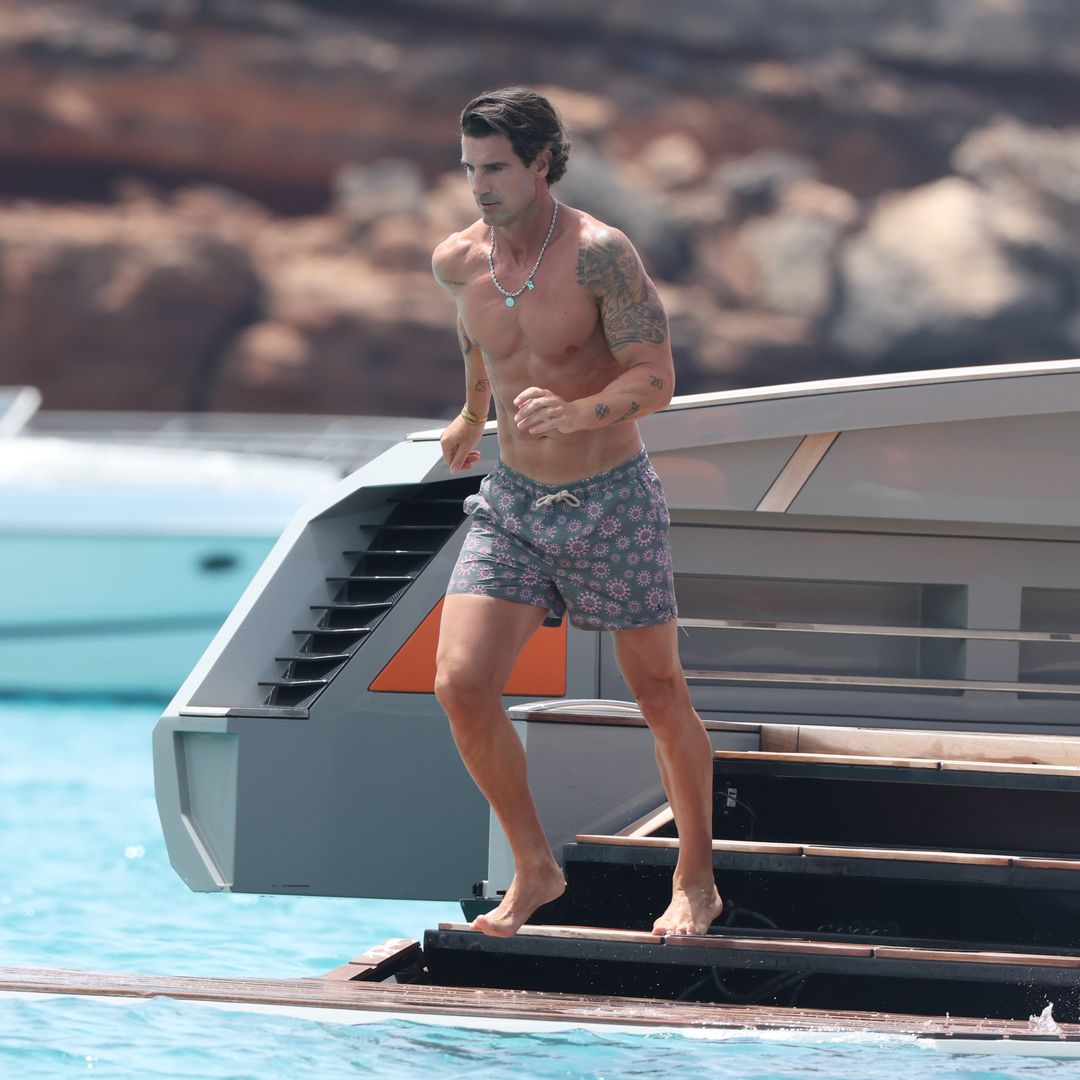 Aitor Ocio presume de cuerpazo en aguas de Ibiza