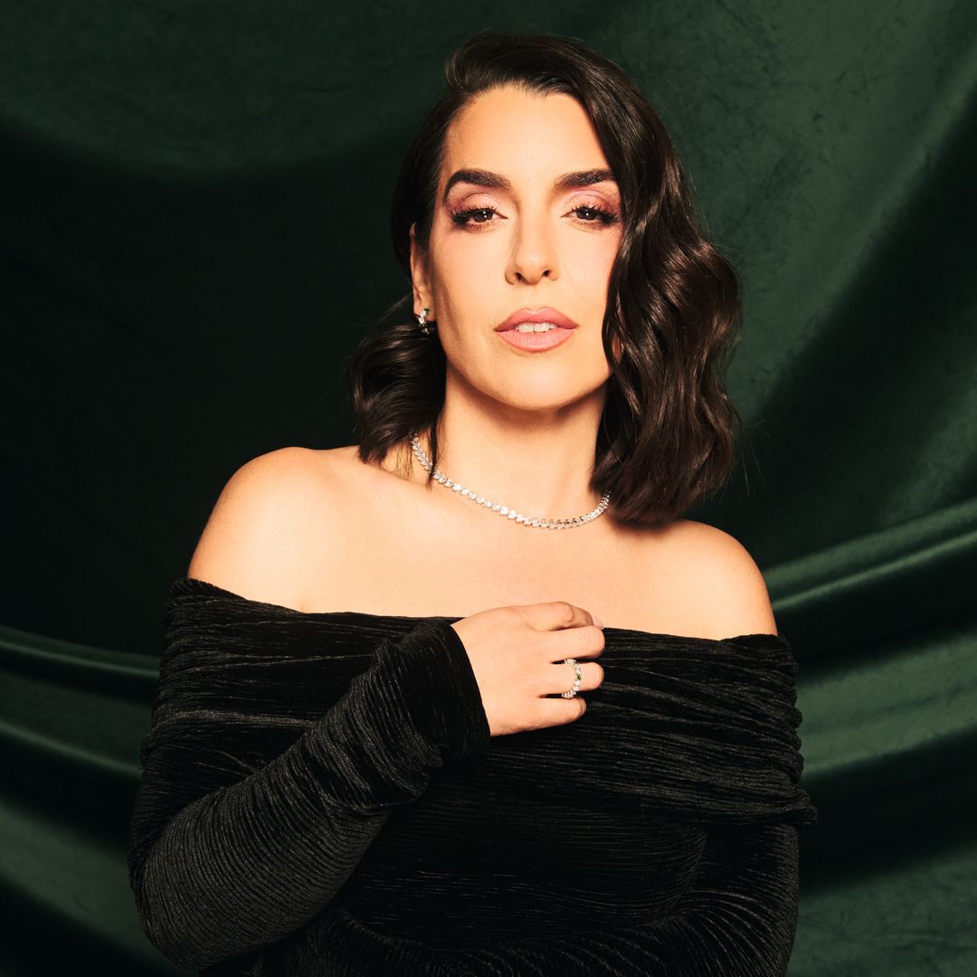 Ruth Lorenzo, que protagonizó la gran sorpresa de la noche. Nadie se esperaba a la cantante, que lucía joyas en plata de primera ley, realzadas por gemas verdes y blancas en talla corazón y lágrima, de las colecciones "Immortal Love" y «Fancy Love» de JOSE LUIS Joyerías