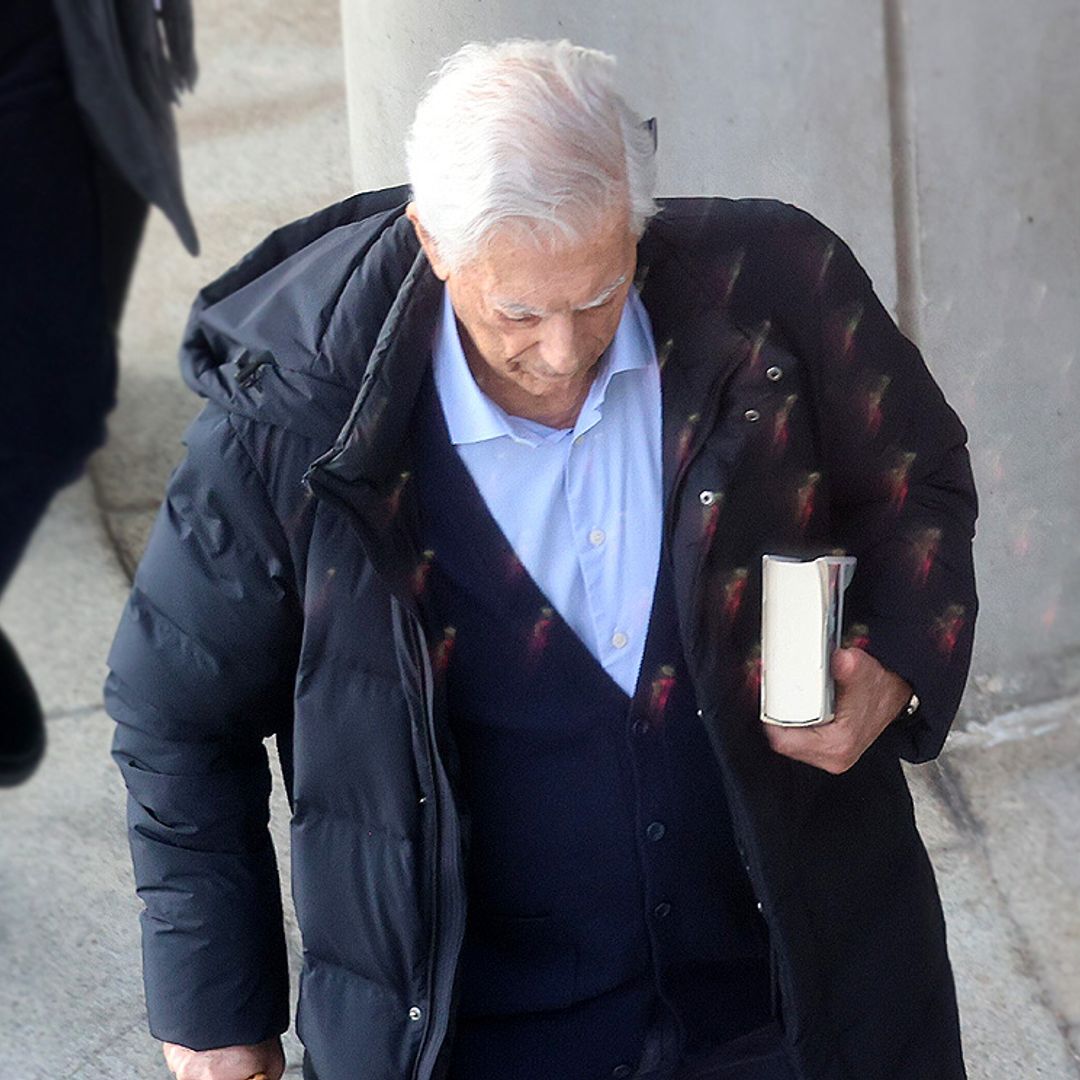 Mario Vargas Llosa se va de viaje con su hijo tras su ruptura con Isabel Preysler