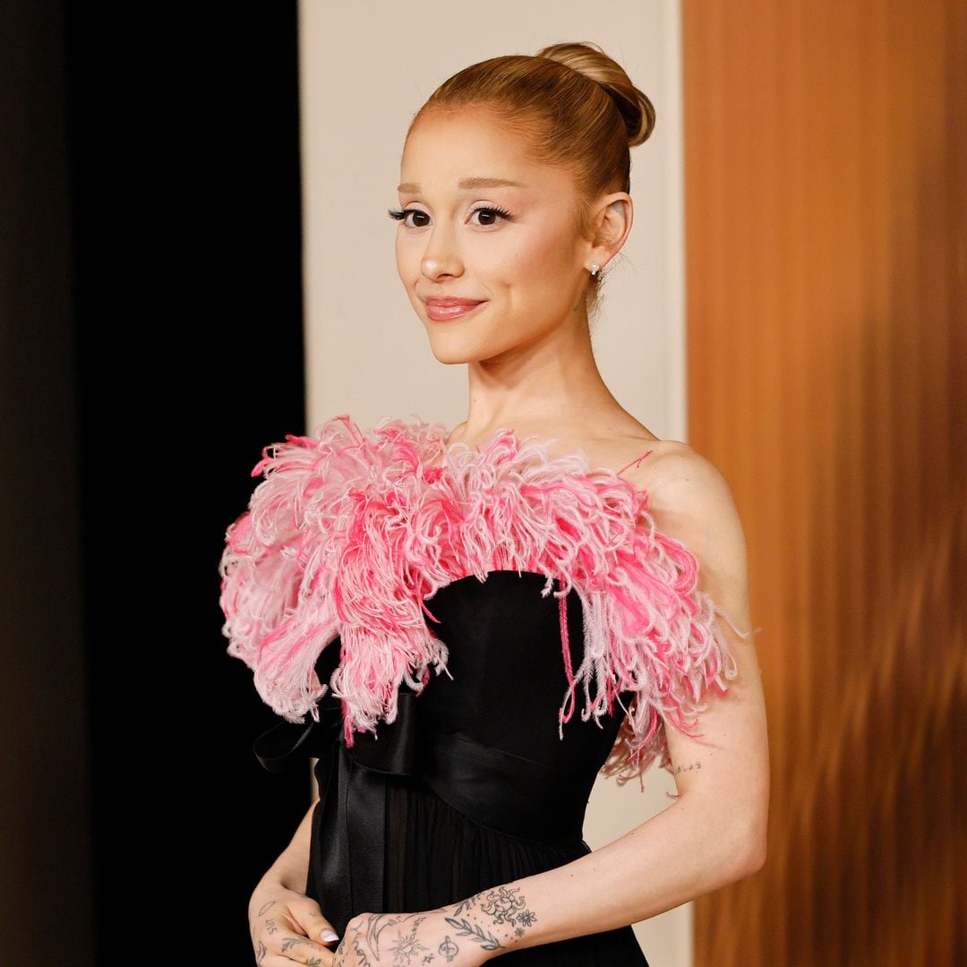 Adiós al rubio de ‘Wicked’: Ariana Grande estrena pelo castaño, maquillaje geisha y un vestido ‘vintage’ de los 50