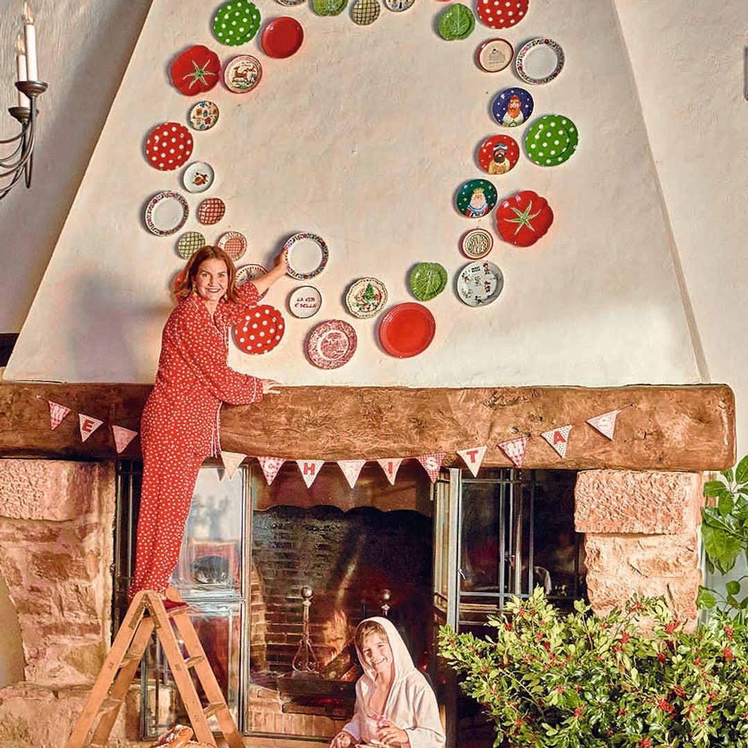 Samantha Vallejo-Náger en una chimenea con platos navideños