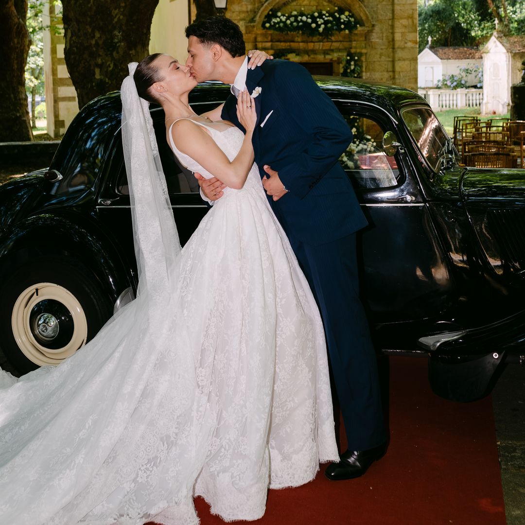 FOTOS EXCLUSIVAS. La boda de Nadia, hija del futbolista Paco Jémez, en Galicia: un vestido de 13 kilos a una recena de 150 hamburguesas