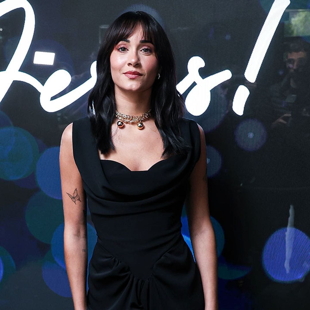 Aitana sorprende en Madrid combinando un elegante vestido de invitada con el calzado más inesperado
