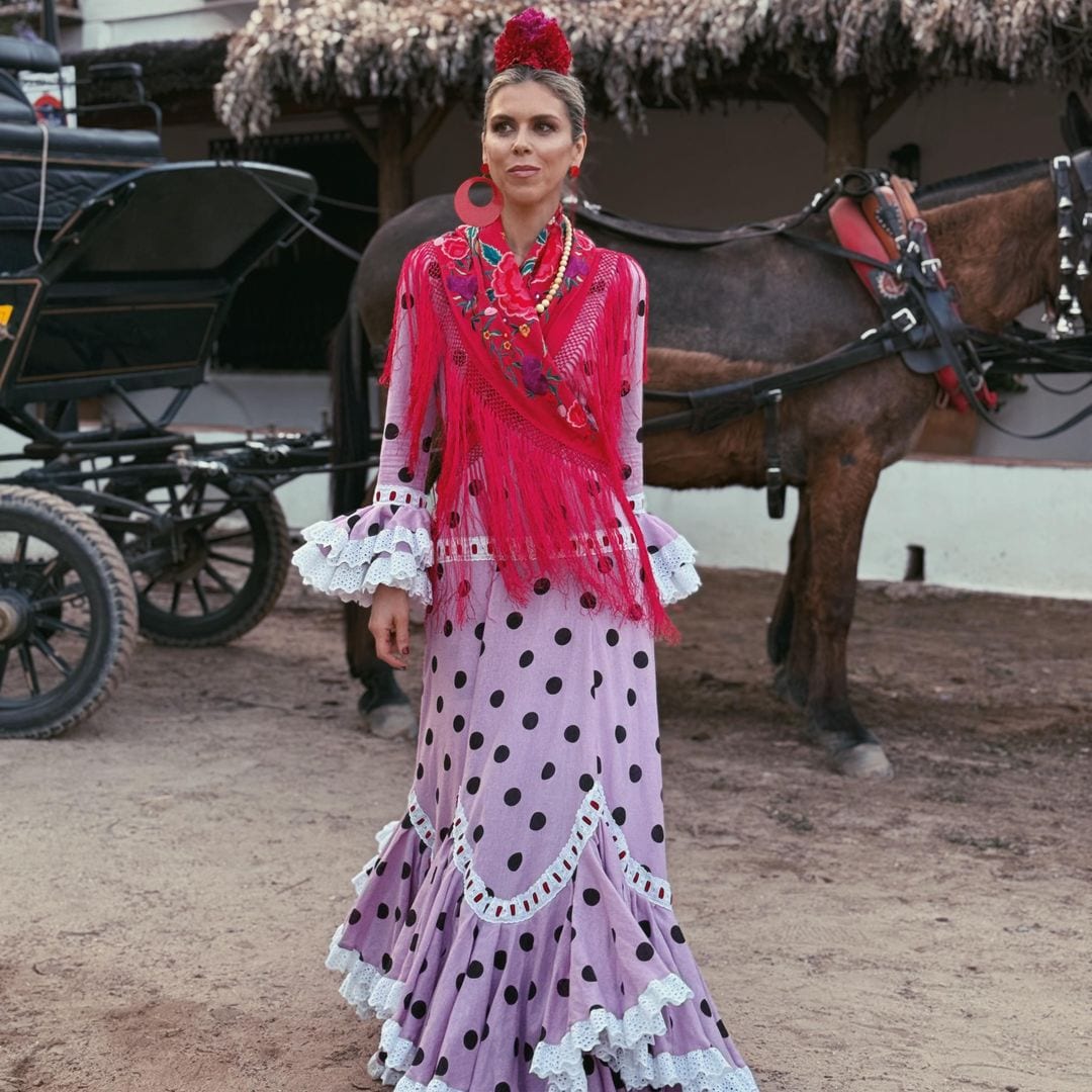 Manuela Villena, icono de estilo en El Rocío con sus dos looks: joyas de marfil y un vestido de Lourdes Montes