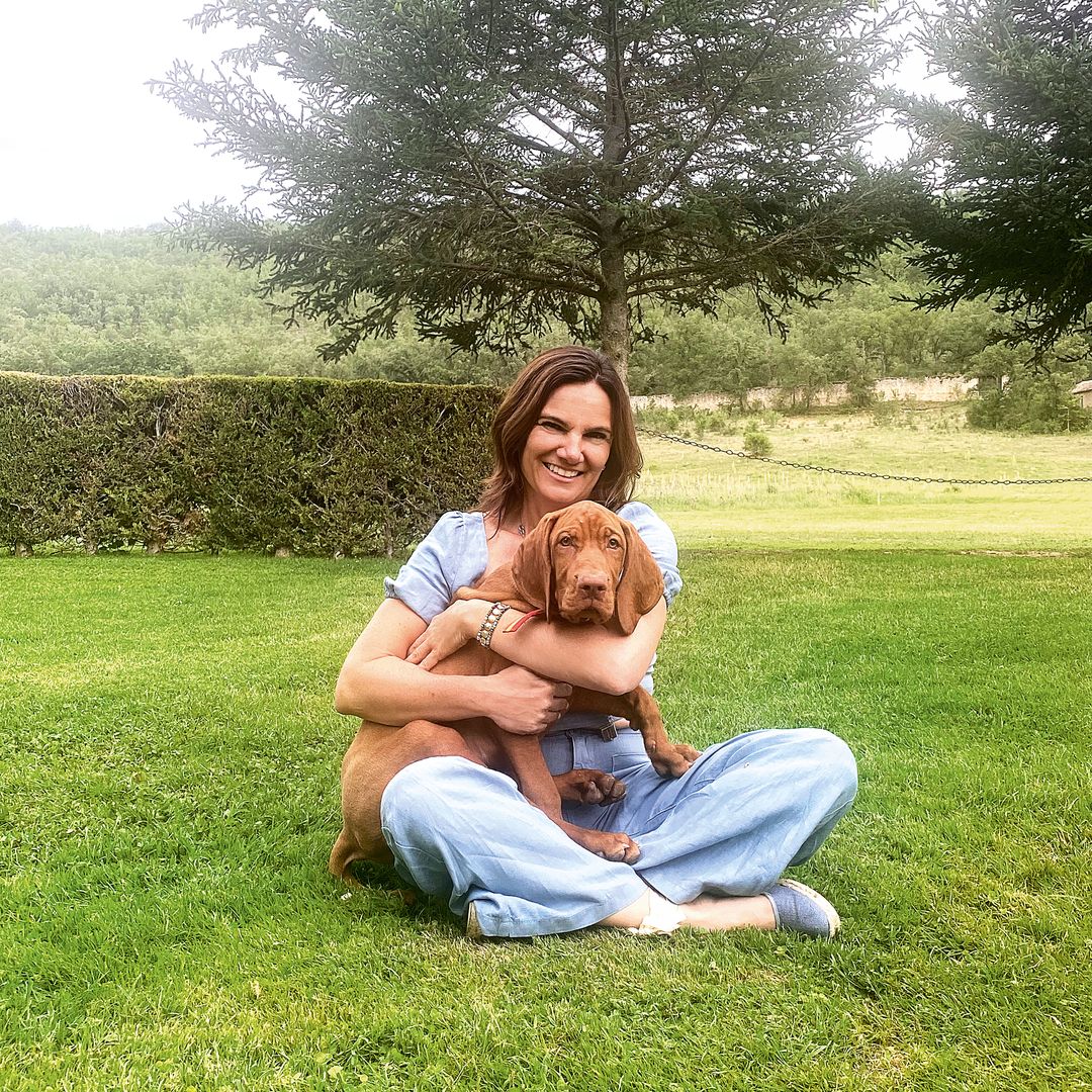 Mamen Sánchez, abrazando a su perro