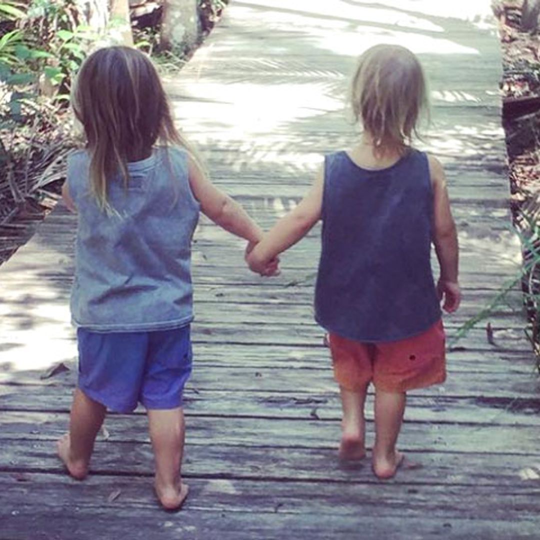 Sasha, hijo de Elsa Pataky y Chris Hemsworth, el mejor 'defensor de cocodrilos' para su hermano Tristan