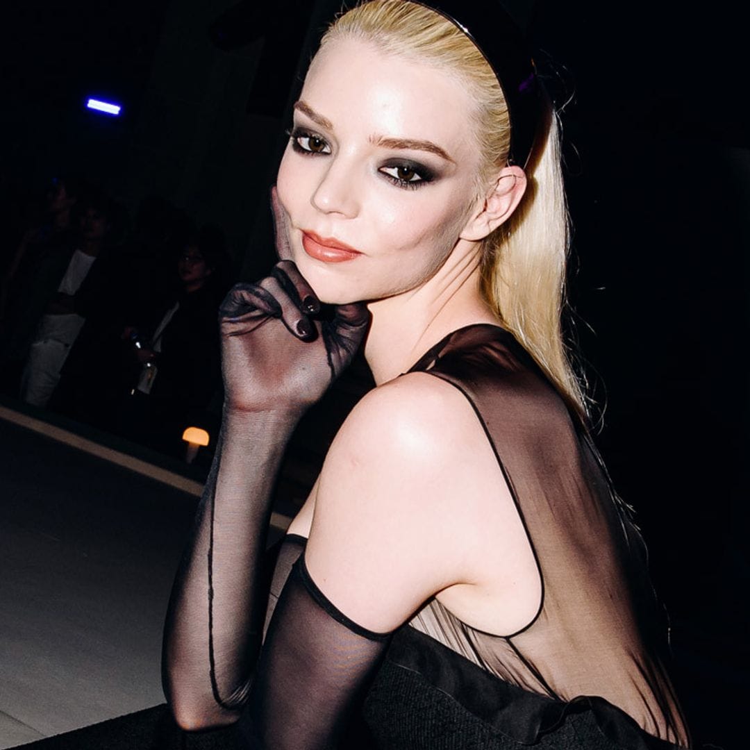 De roquera a 'lady coquette': los dos looks opuestos de Anya Taylor-Joy en su viaje a Nueva York