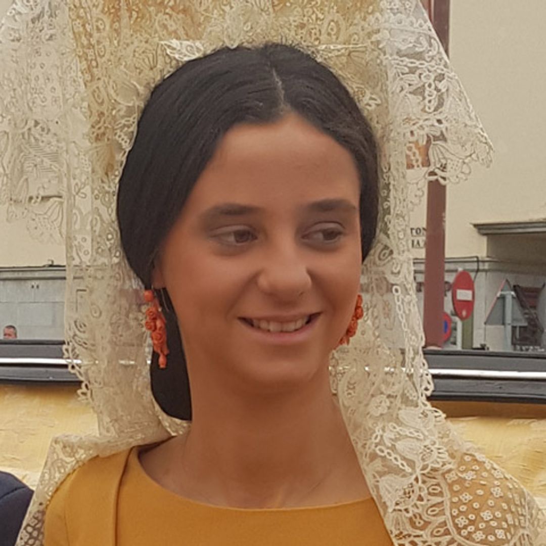 Peineta y mantón de Manila: sobresaliente en el examen de estilo de Victoria Federica en Sevilla