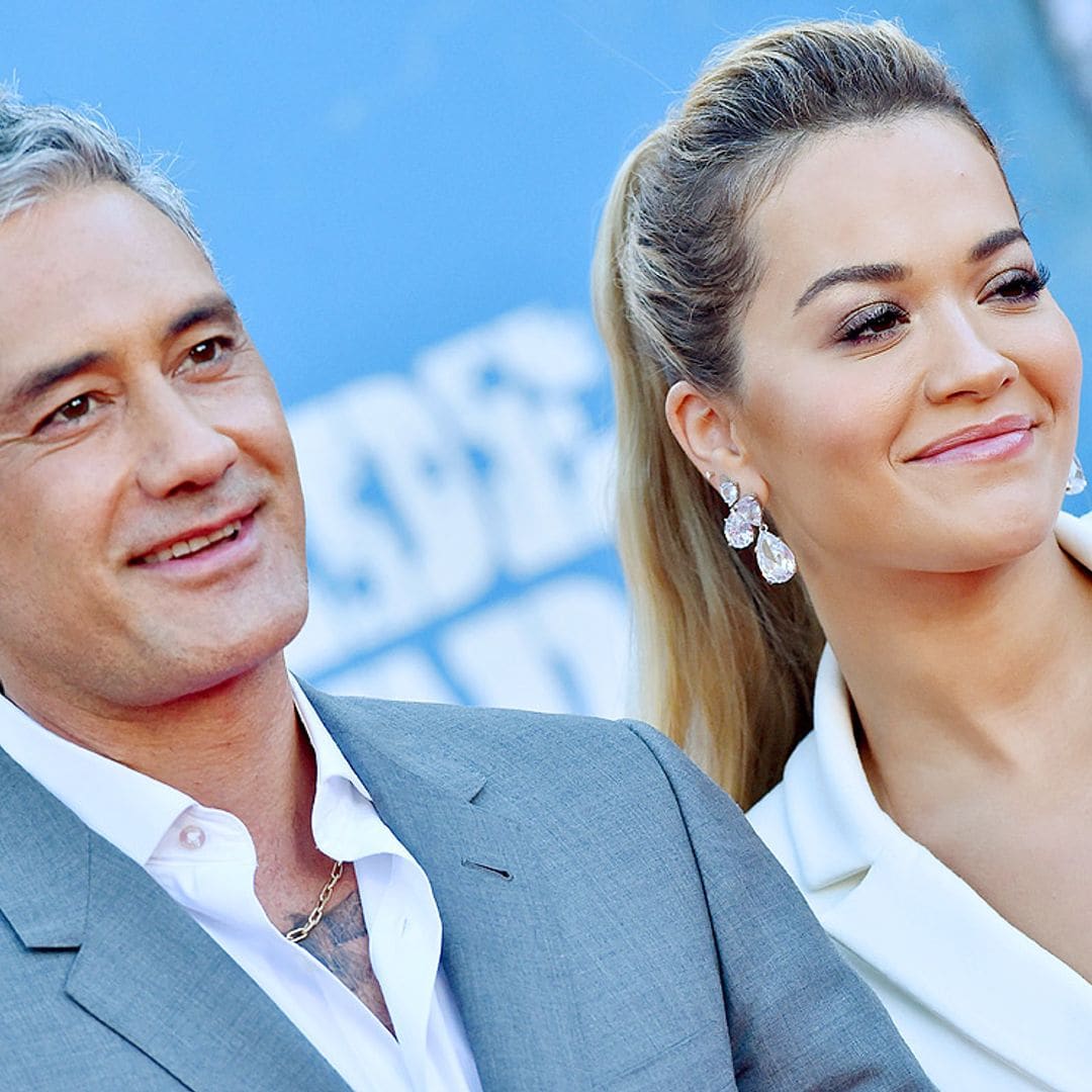 ¡El amor vuelve a la alfombra roja! Rita Ora posa por primera vez con su novio, el actor Taika Waititi