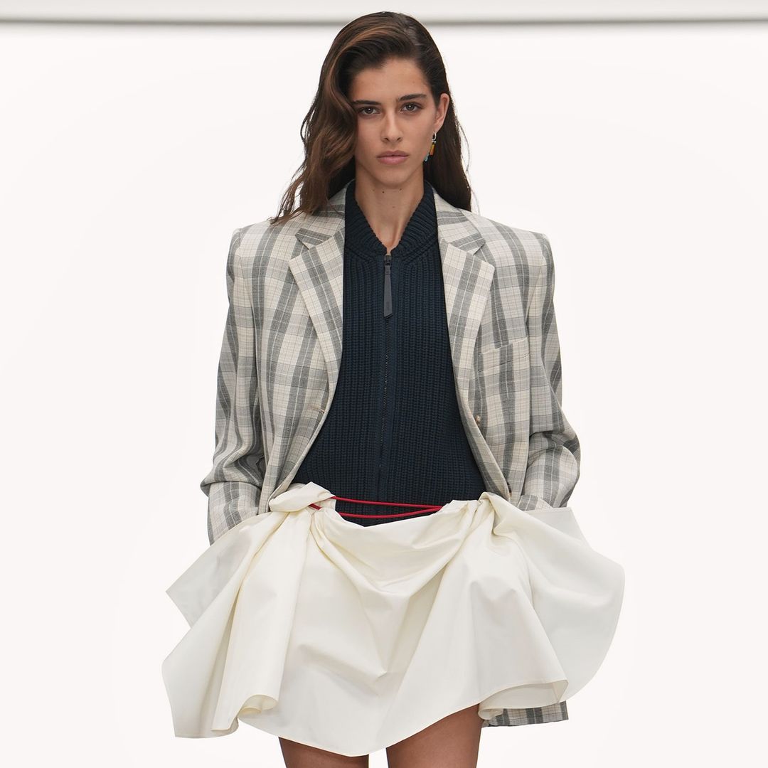 Loewe toca tierra: la firma madrileña revalida en París su dominio del cuero con cazadoras drapeadas y faldas desabotonadas