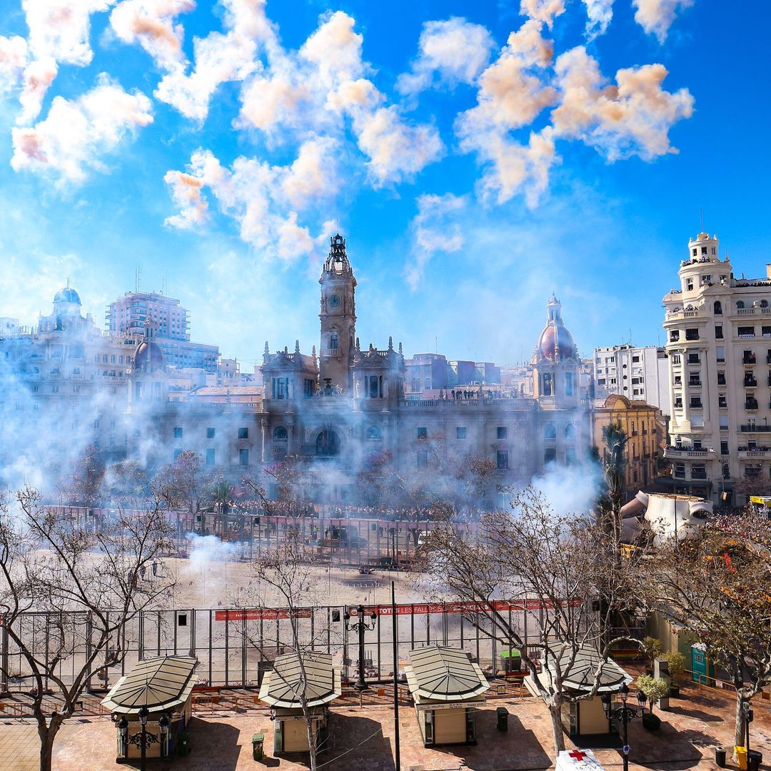Mascletà en la plaza del Ayuntamiento de Valencia.