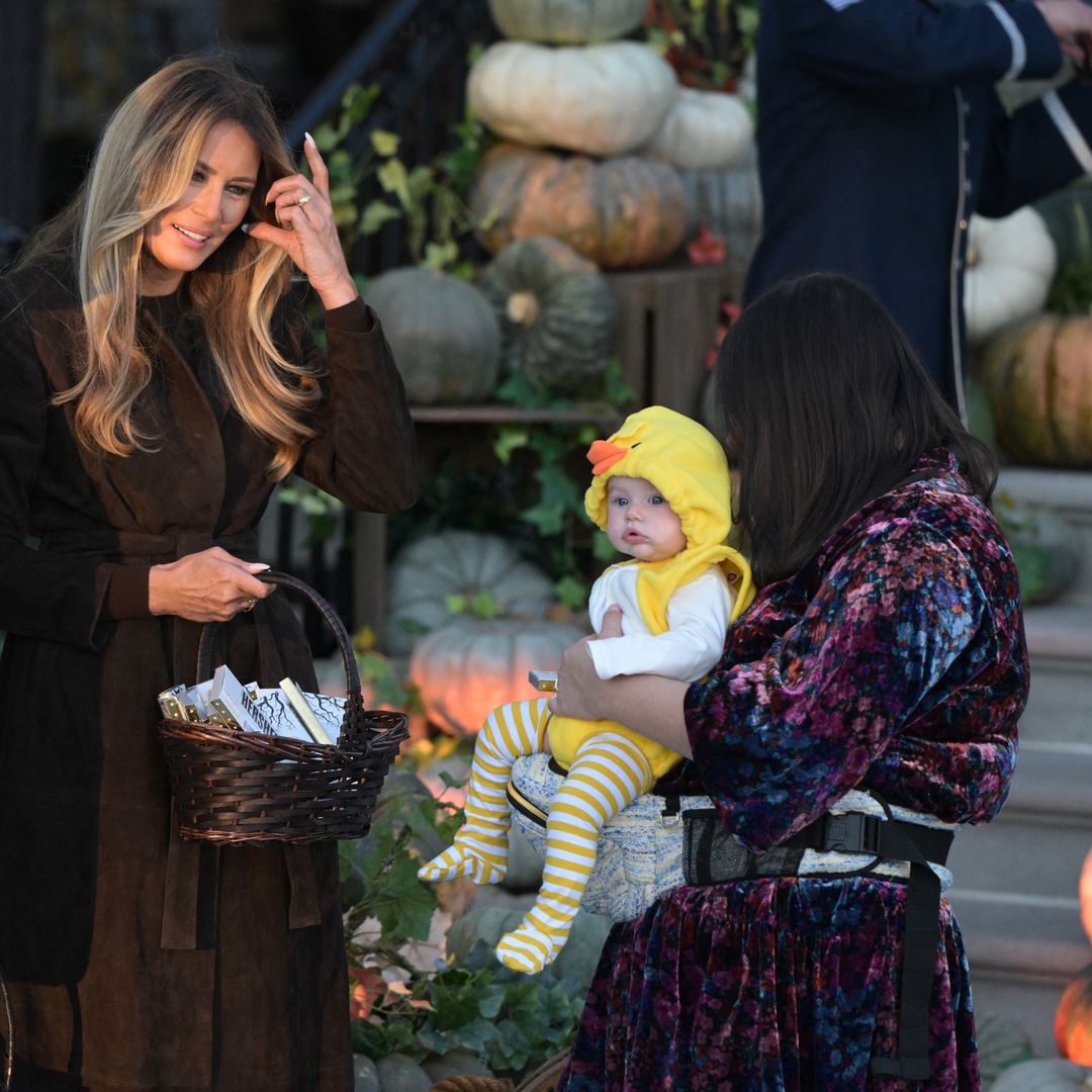 Melania Trump estaba fascinada con los bebés que llegaron a la Casa Blanca con sus adorables disfraces.