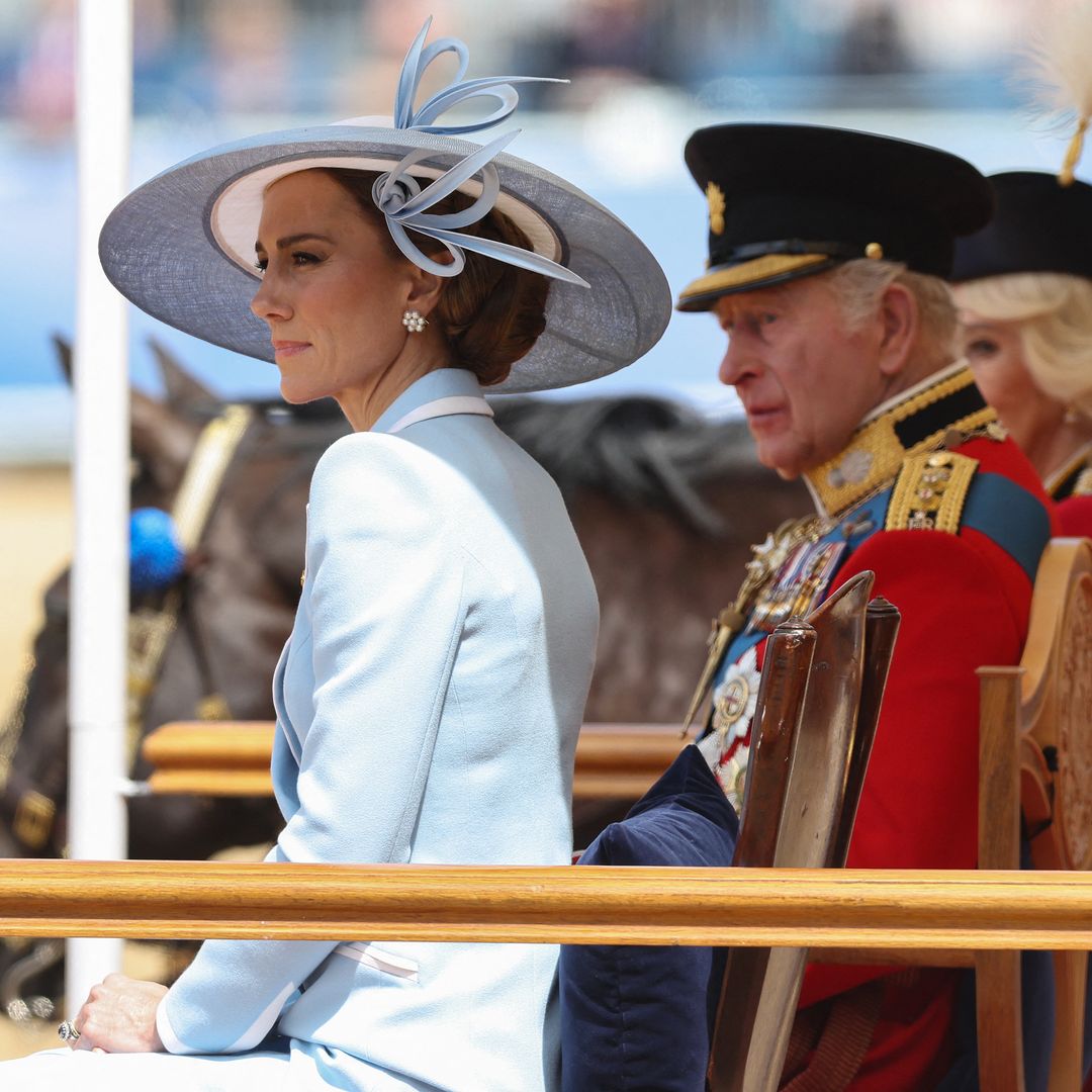 Kate Middleton, viendo el desfile militar desde la tribuna, junto a los reyes Carlos y Camilla