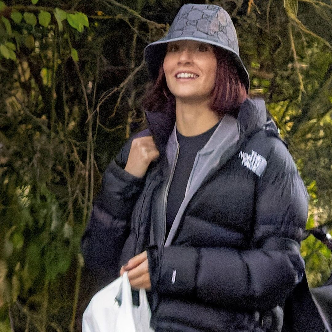 Gorro ‘bucket’, pantalones cargo y plumífero: la combinación ganadora de Aitana para su divertida escapada