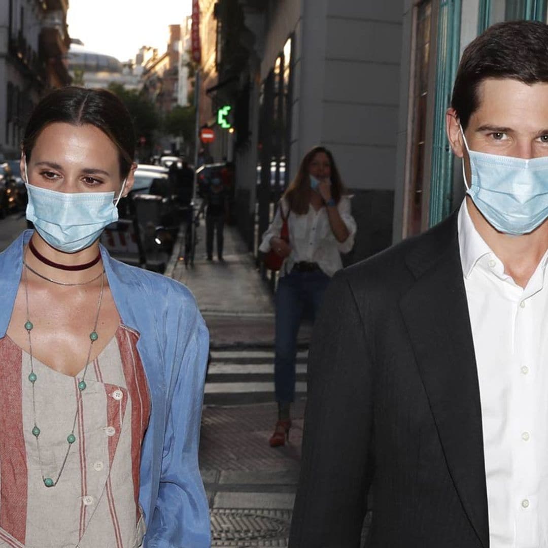 Claudia Osborne, junto a su futuro marido, visita la exposición de su suegra: 'Es una artistaza'