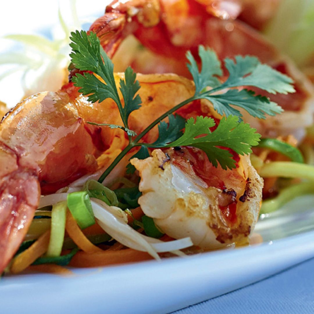 'Wok' de gambas con puerro y zanahorias