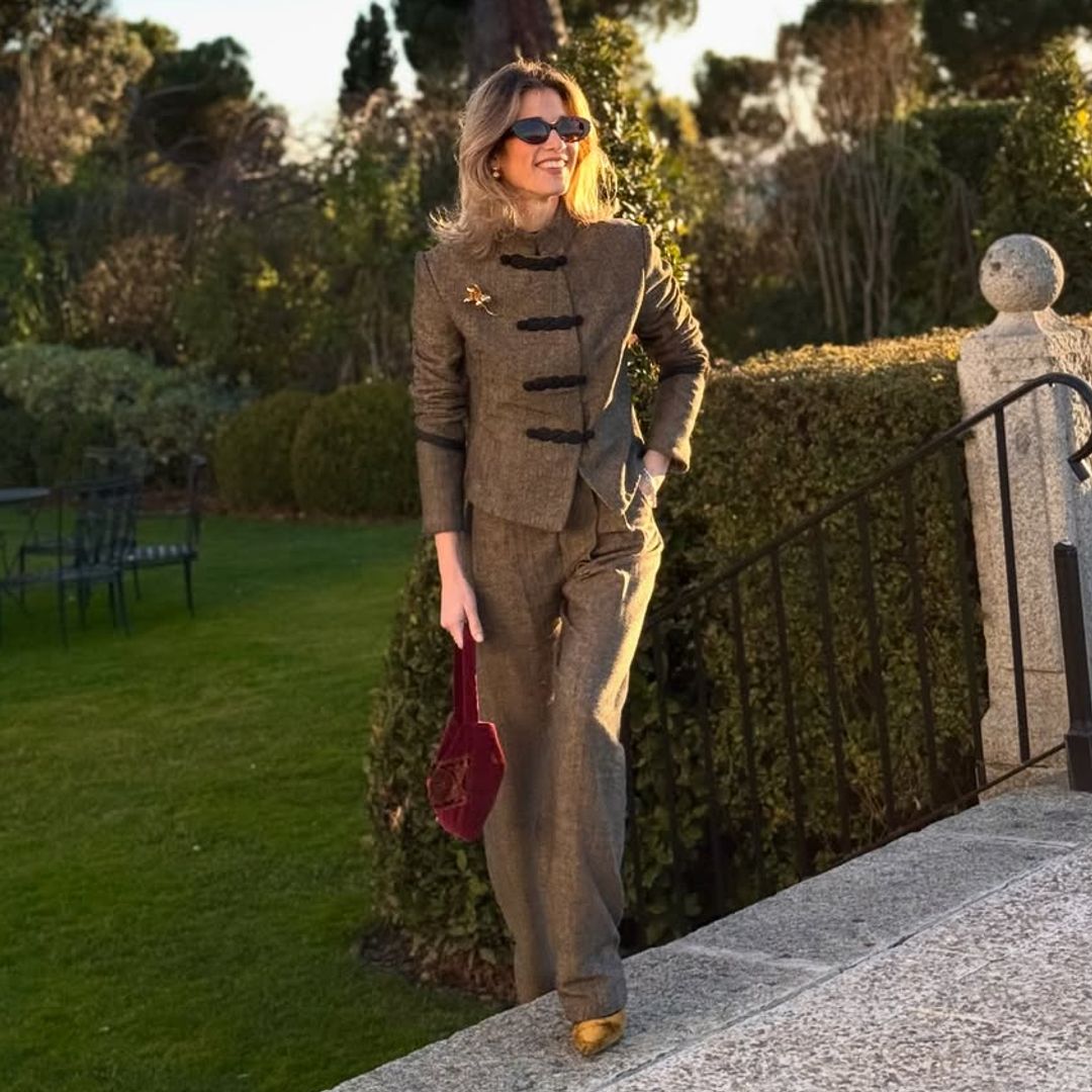 Cómoda como una bomber, elegante como una blazer: te rendirás a la chaqueta de estilo mandarín esta ​temporada​