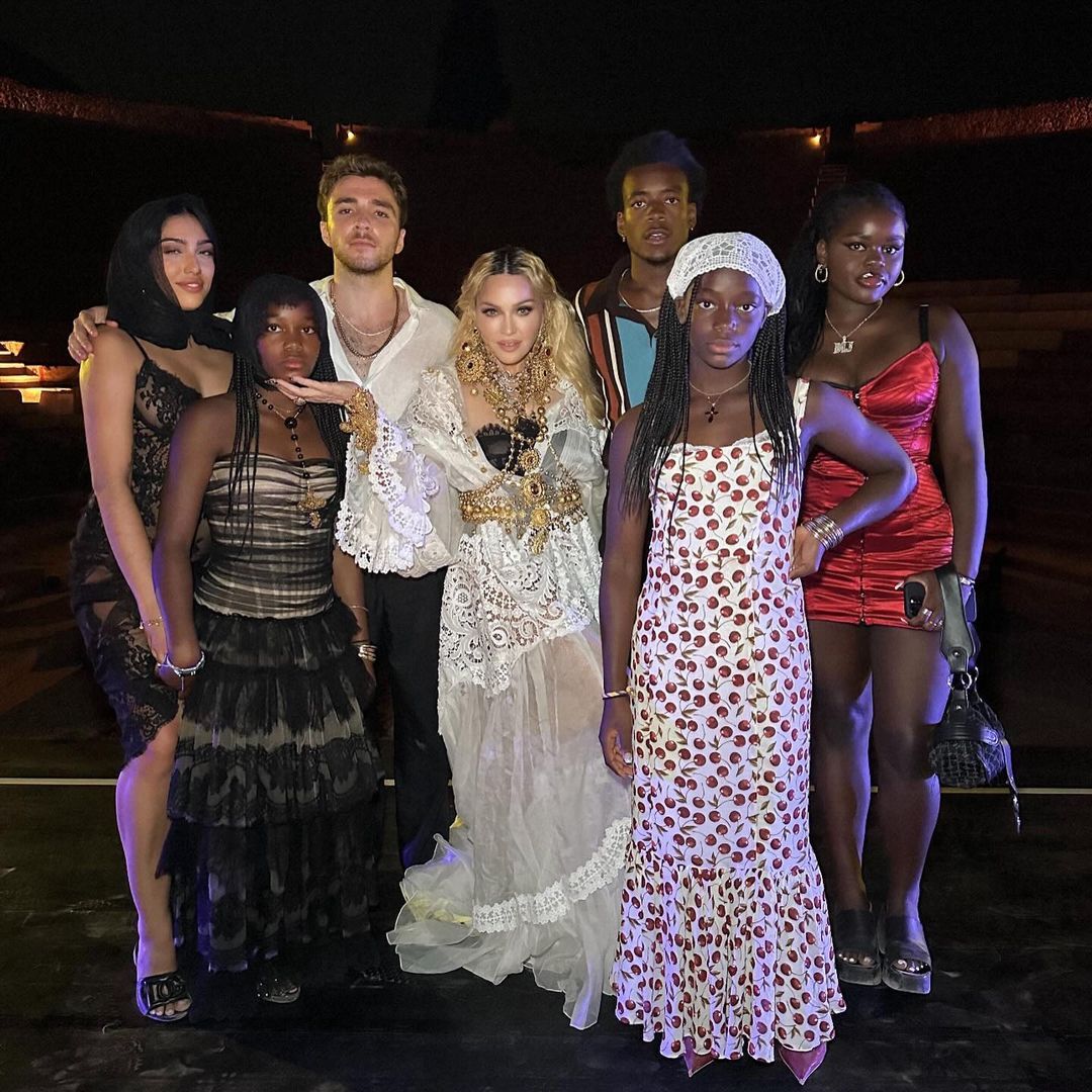 Madonna con sus hijos festejando su cumpleaños