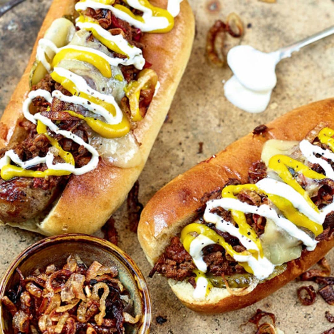 Perrito con picadillo y cebolla caramelizada