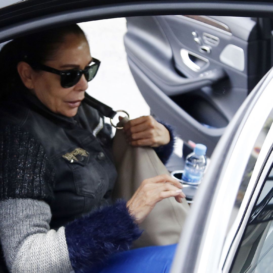 Isabel Pantoja visita a su hija, que se recupera de una operación estética