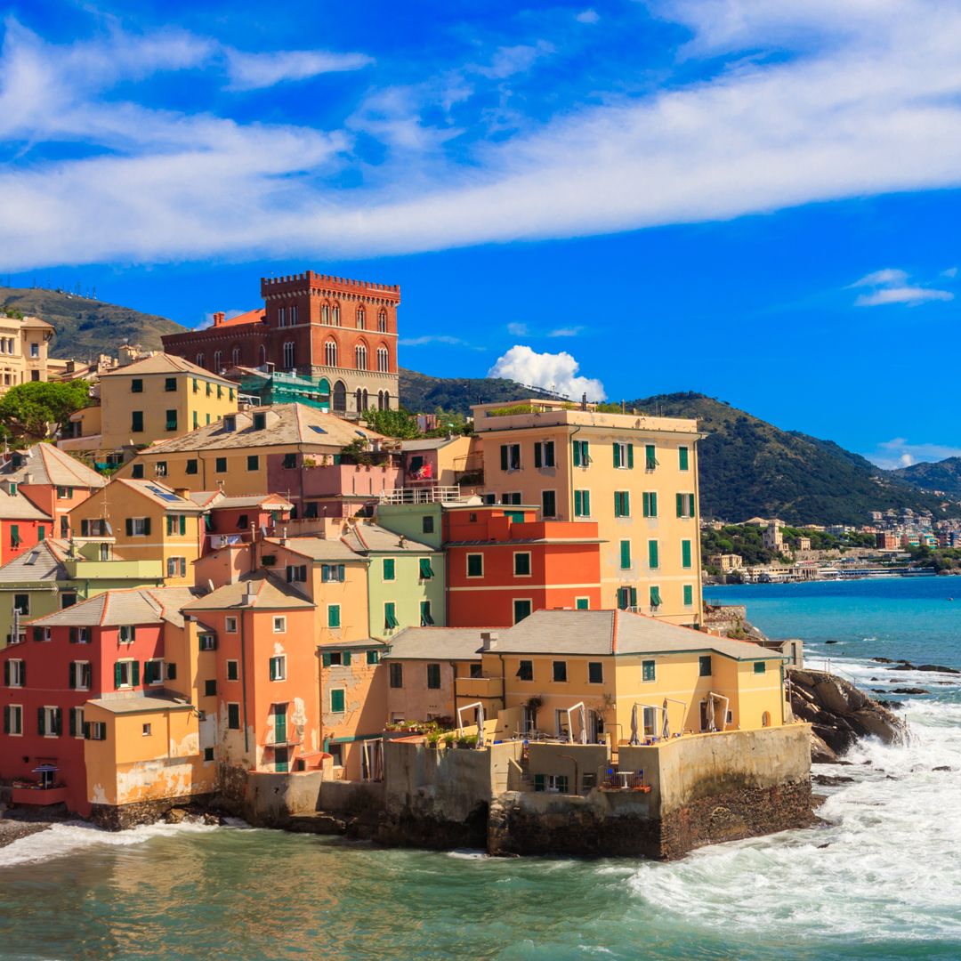 la playa, el mar azul y los edificios coloridos de Boccadasse, antiguo pueblo de pescadores, en Génova