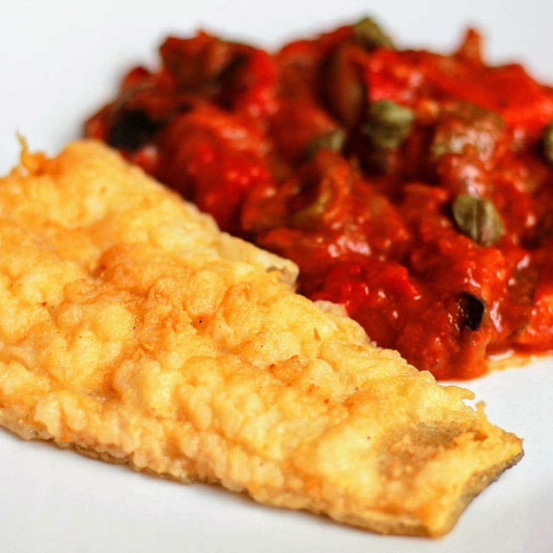 Filete de merluza rebozado con ensalada de pimientos